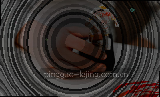 卡片在指尖滑动时微微翘起，屏幕自动放大等待区。